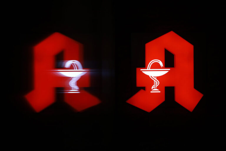 Das Logo einer Apotheke spiegelt sich nachts in der Schaufensterscheibe. In Deutschland gibt es immer weniger Apotheken. Seit Jahresbeginn mussten 384 Apotheken schließen. Für Patienten heißt das oft weitere Wege für Medikamente. (Themenbild, Symbolbild) Kerpen, 05.11.2024