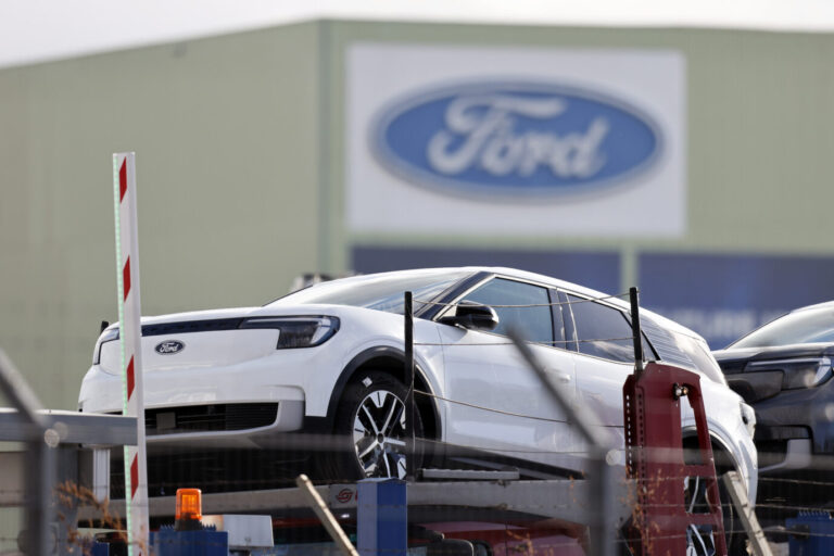 Ford stellt seine Strategie bei Elektroautos komplett um. Foto: picture alliance / Panama Pictures | Christoph Hardt