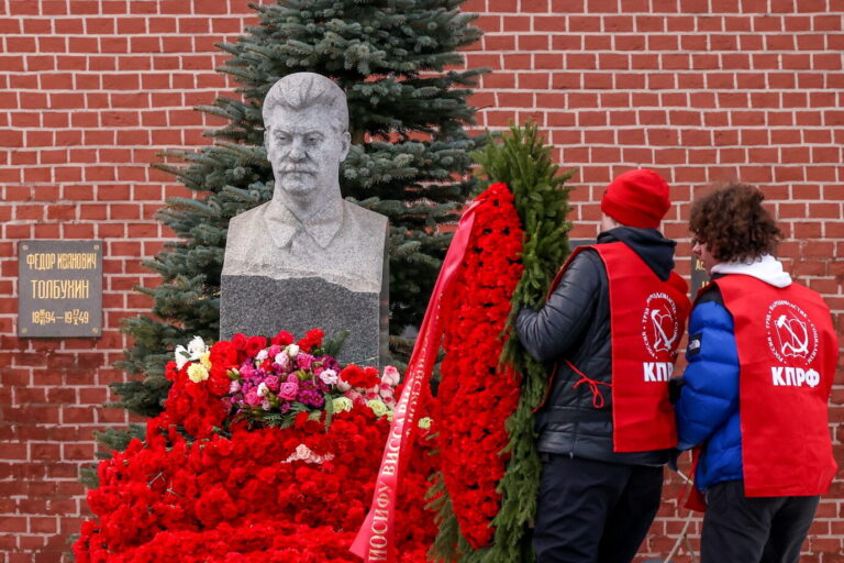 Eine Zeremonie zur Niederlegung von Blumen am Grab des sowjetischen Führers Josef Stalin an der Kremlmauer markiert seinen 145. Geburtstag