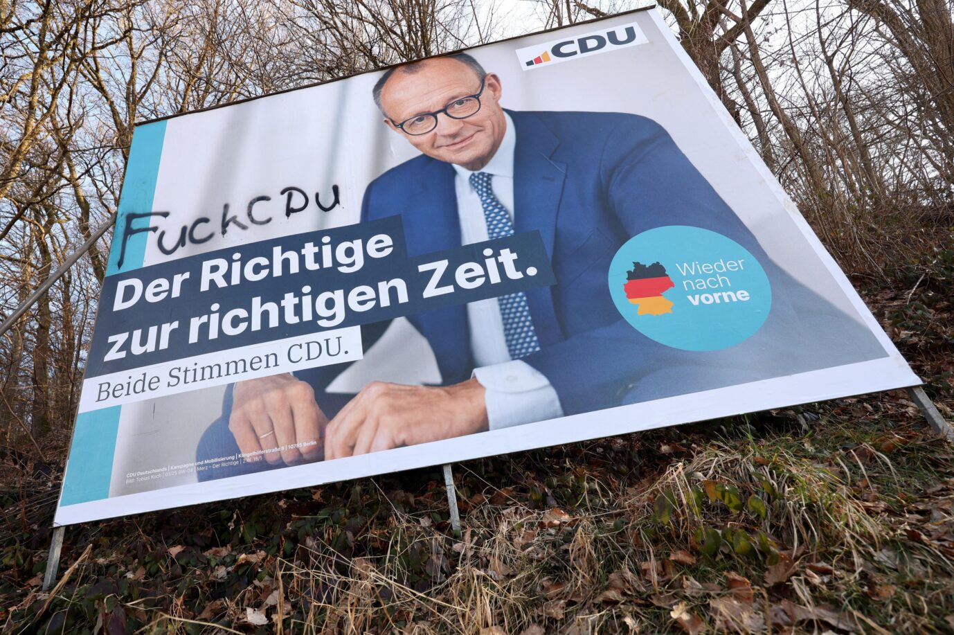 Wahlplakat mit Friedrich Merz und Beleidigung. Nun muß der Kanzler Auskunft geben.