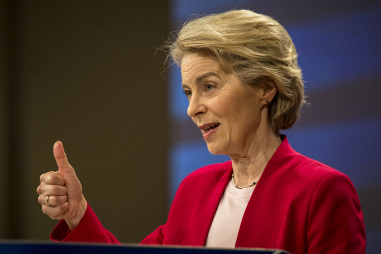 EU-Kommissionspräsidentin Ursula von der Leyen spricht am Sonntag, dem 9. März 2025, während einer Pressekonferenz im Hauptsitz der Europäischen Kommission in Brüssel, Belgien. Von der Leyen blickt auf die Errungenschaften der Kommission in den ersten 100 Tagen ihrer zweiten Amtszeit zurück und skizziert die wichtigsten Prioritäten für die kommenden Monate. (Foto: Wiktor Dabkowski)