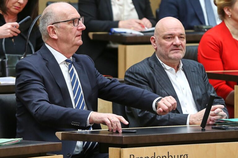 Im Stimmungstief: Brandenburgs Ministerpräsident Dietmar Woidke (SPD) und sein Stellvertreter Robert Crumbach (BSW, rechts).