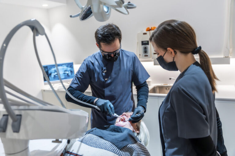 Tausende Zahnärzte bangen um ihre Renten. Symbolbild: picture alliance / imageBROKER | Unai Huizi