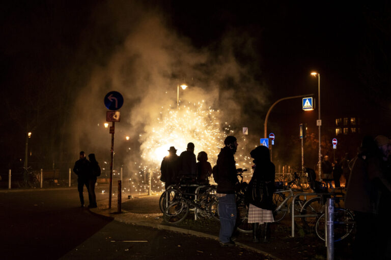Ein explodierender Böller während der Silvesternacht 2025 in Berlin-Neukölln: Je nach Bezirksverfügung darf man dort erst nach 18 Uhr Feuerwerkskörper abschießen. (themenbild)