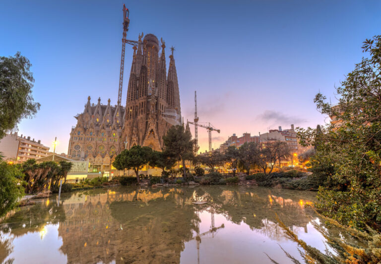 Die monumentale Basilika Sagrada Família nach Sonnenuntergang: Das Innere glüht rot und orange zu dieser Zeit. (Themenbild)