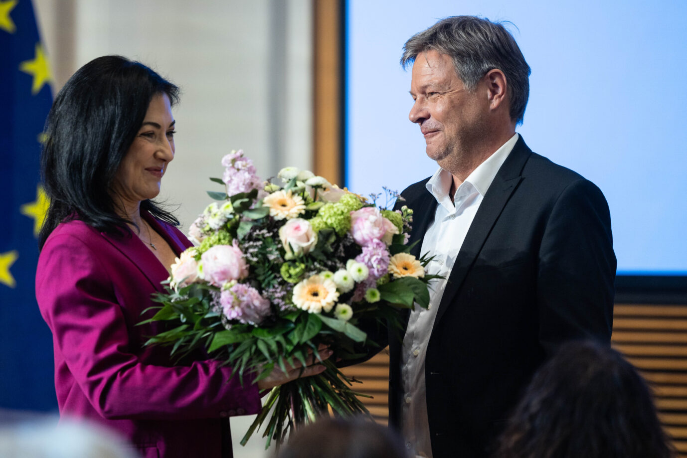 Amtsübergabe im Bundesministerium für Wirtschaft und Klima. Katherina Reiche ( Bundesministerin für Wirtschaft und Energie ), links - Robert Habeck ( Ehemaliger Minister für Wirtschaft und Klimaschutz ), rechts Foto: picture alliance/dpa/Revierfoto | Revierfoto