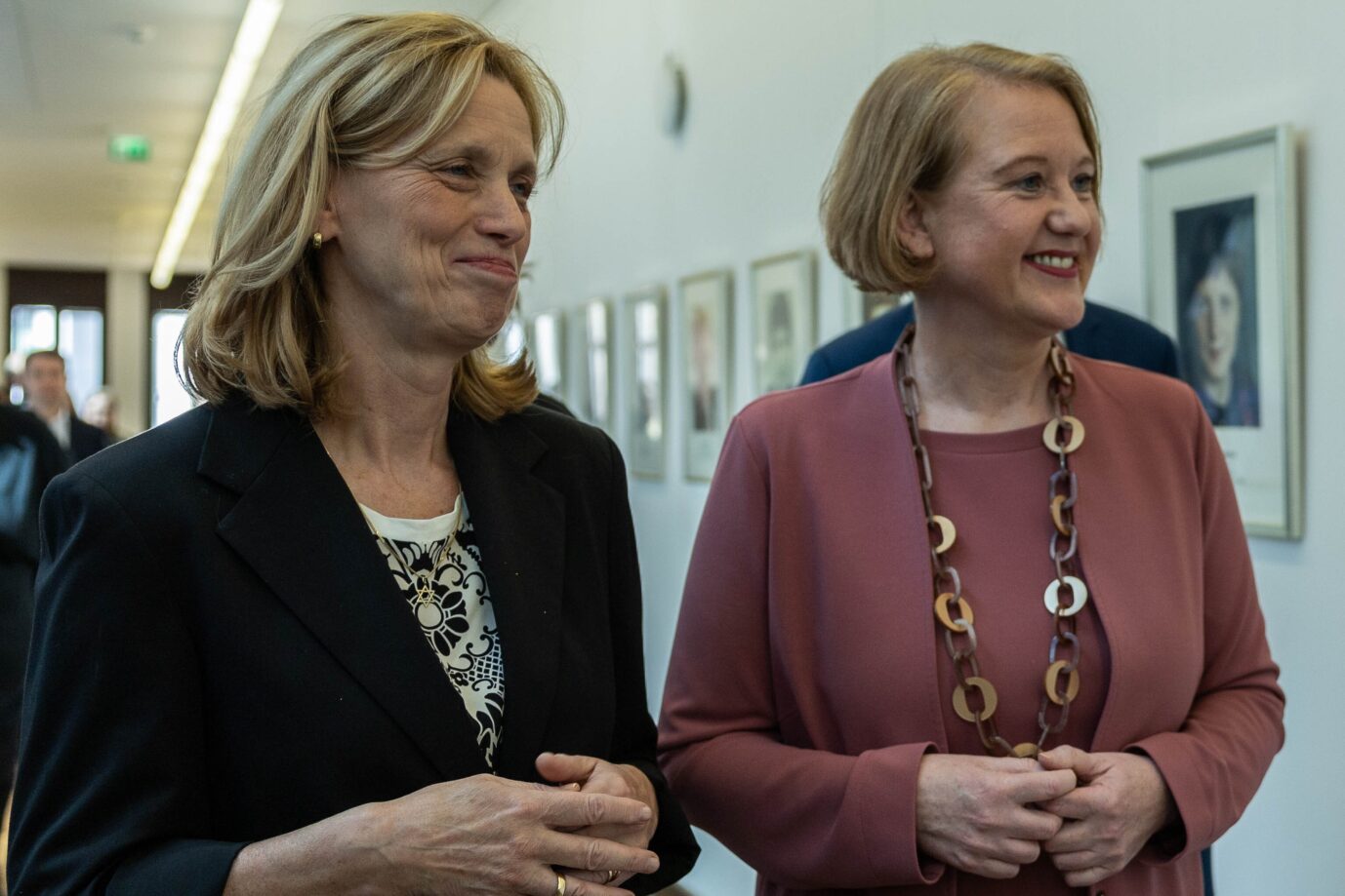 Große Freundinnen von „Demokratie leben!“: Familienministerin Karin Prien (CDU) und ihre Vorgängerin Lisa Paus (Grüne).