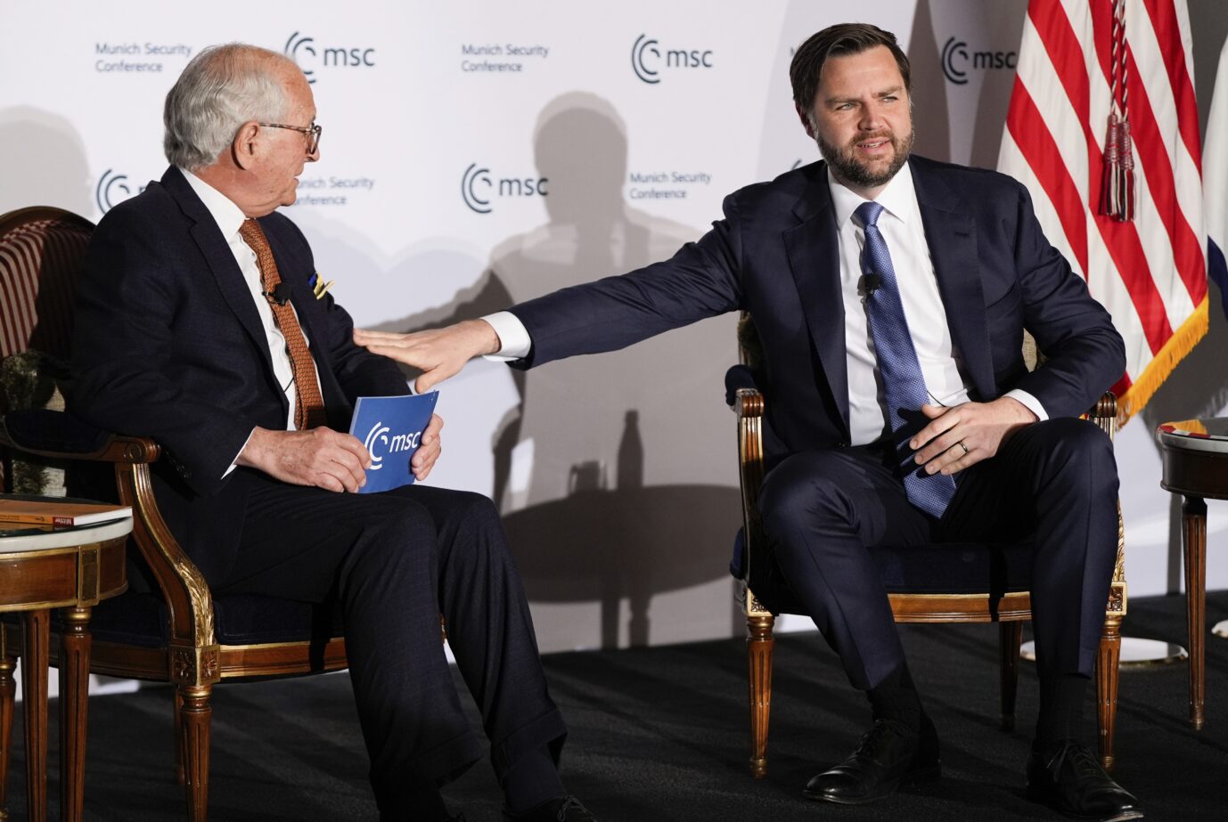 Wolfgang Ischinger (links), Vorsitzender der Münchner Sicherheitskonferenz, bei einem Gespräch mit US-Vizepräsident JD Vance im Mai in Washington.