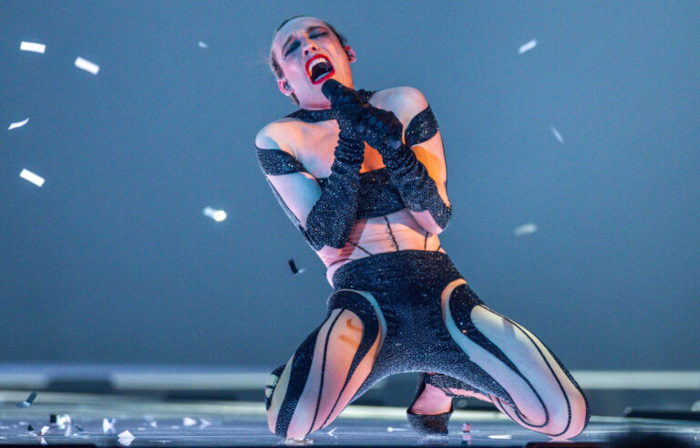 Der sich selbst als non-binär bezeichnende Gewinner des ESC, Nemo, gibt seinen Pokal zurück. Foto: picture alliance/dpa | Jens Büttner