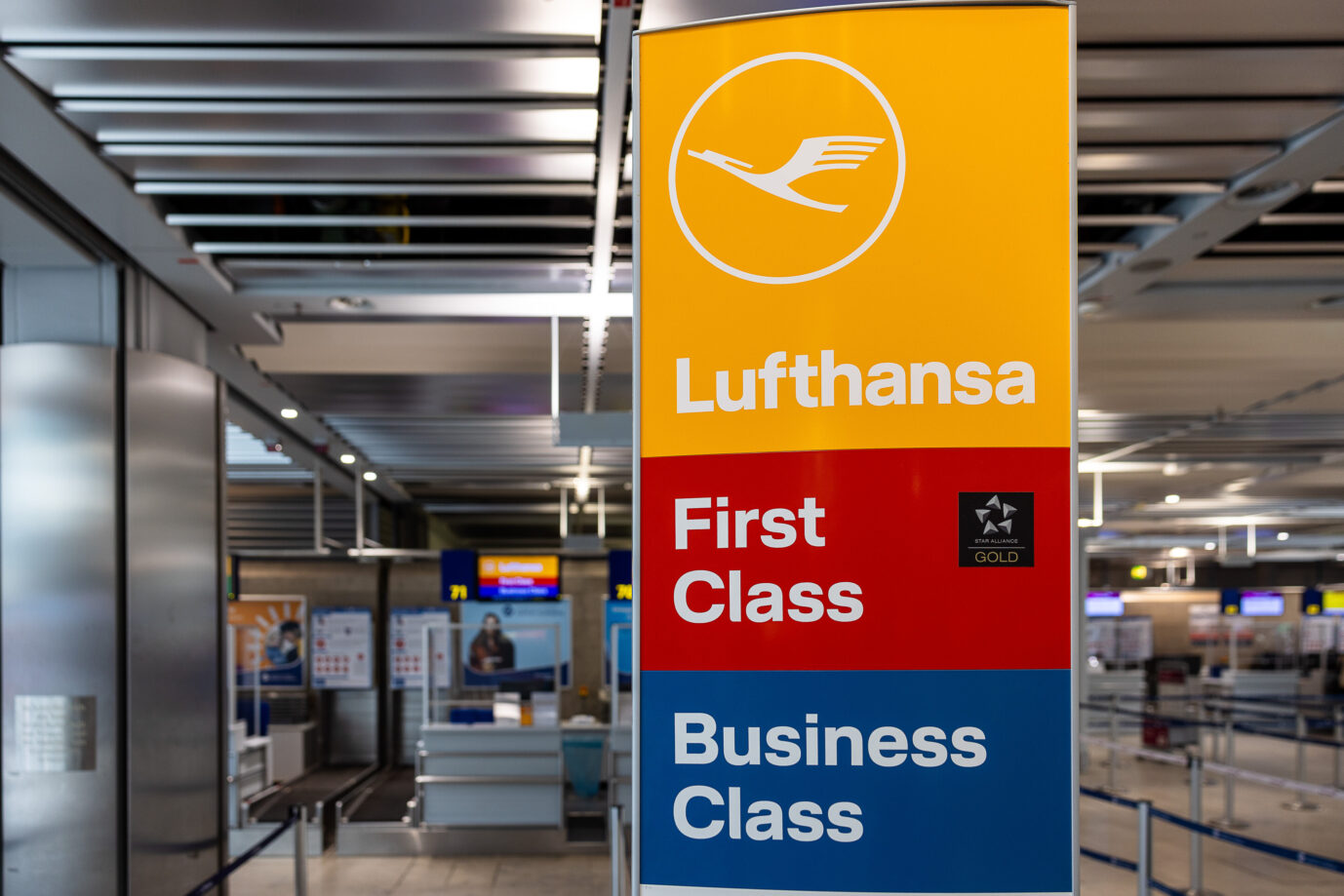 Diesem Hinweisschild für den Lufthansa-Check-in-Bereich für First Class und Business Class dürfen Politiker wieder öfter folgen. Foto: picture alliance / Eibner-Pressefoto | Eibner-Pressefoto/Ardan Fuessman