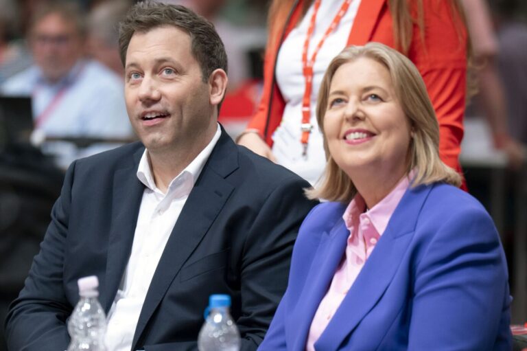 Rosige Aussichten trotz sich abzeichnender heftiger Stimmenverluste: Die SPD-Bundesvorsitzenden Lars Klingbeil und Bärbel Bas.