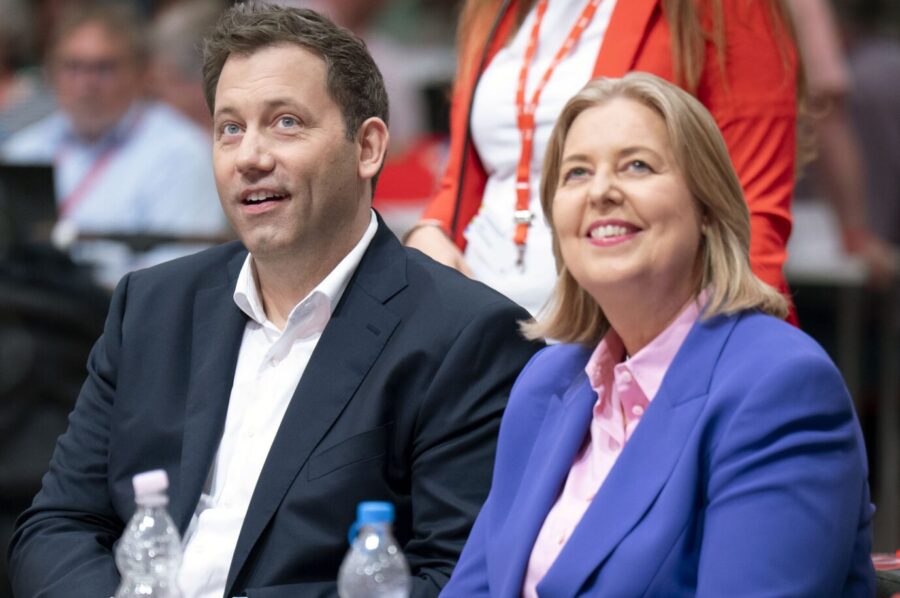 Rosige Aussichten trotz sich abzeichnender heftiger Stimmenverluste: Die SPD-Bundesvorsitzenden Lars Klingbeil und Bärbel Bas.