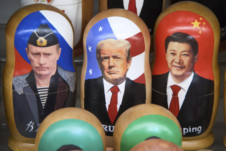Traditionelle russische Holzpuppen namens Matrjoschka, die den russischen Präsidenten Wladimir Putin (links), US-Präsident Donald Trump (Mitte) und den chinesischen Präsidenten Xi Jinping darstellen, werden am Dienstag, dem 12. August 2025, in einem Souvenirladen in Moskau zum Verkauf angeboten.