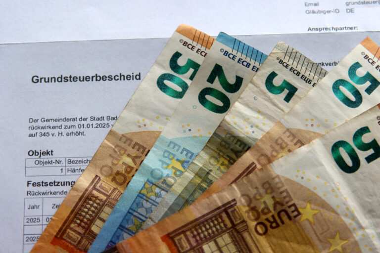 Grundsteuerbescheid (Symbolbild): Eigentümerverbände wollen vor das Bundesverfassungsgericht ziehen. Foto: picture alliance / CHROMORANGE | Rüdiger Rebmann