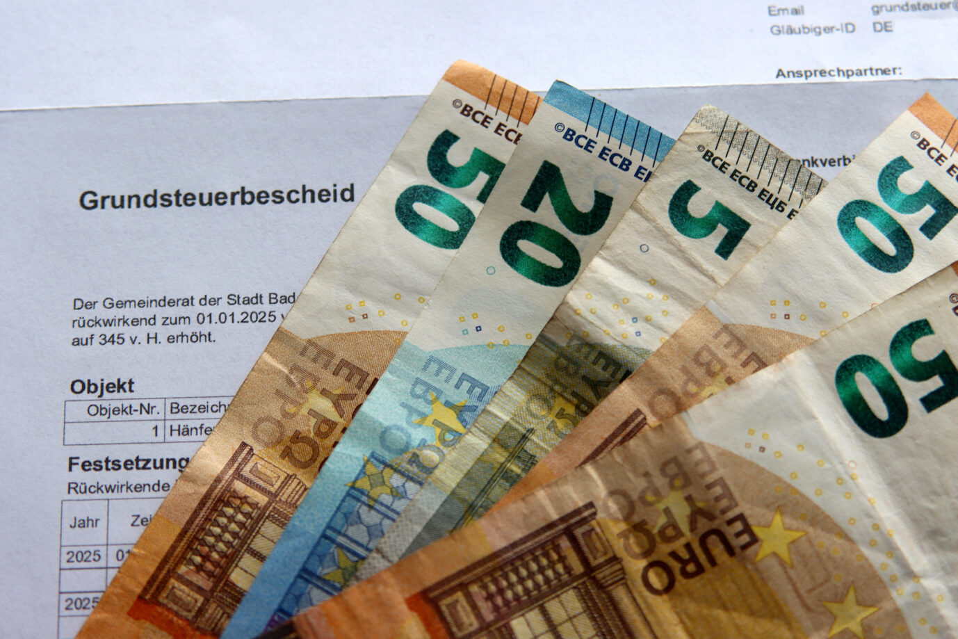 Grundsteuerbescheid (Symbolbild): Eigentümerverbände wollen vor das Bundesverfassungsgericht ziehen. Foto: picture alliance / CHROMORANGE | Rüdiger Rebmann