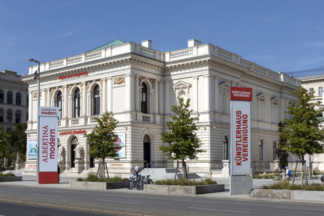 Im Künstlerhaus der Wiener Albertina werden die religiösen Gefühle von Christen mit Füßen getreten. Foto: picture alliance / Weingartner-Foto / picturedesk.com | -