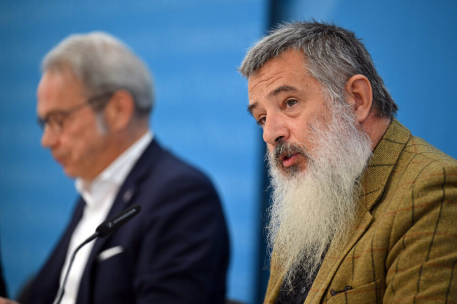 Georg Maier (l., SPD), Minister für Inneres, Kommunales und Landesentwicklung, und Stephan Kramer, (r), Präsident des Amtes für Verfassungsschutz beim Thüringer Innenministerium, stellen während einer Pressekonferenz den Verfassungsschutzbericht 2024 vor. Stephan Kramer (rechts) und Thüringens Innenminister Georg Maier: AfD fordert nach dem Urteil des Verwaltungsgerichts Weimar den Rücktritt beider. Foto: picture alliance/dpa | Martin Schutt