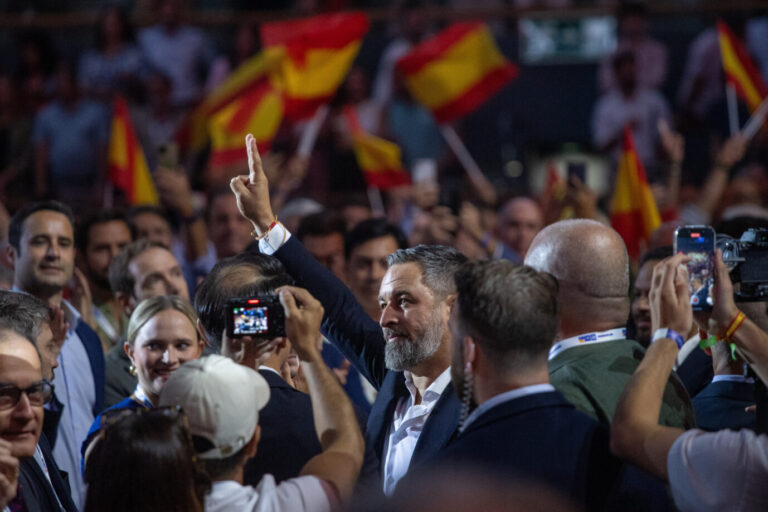 Spanien: Der Vorsitzende der Vox, Santiago Abascal, surft zur Zeit auf einer Erfolgswelle.