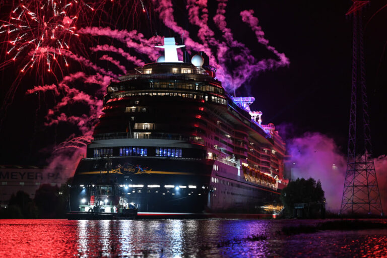 Die "Disney Destiny" verläßt mit einem Feuerwerk die Meyer Werft.