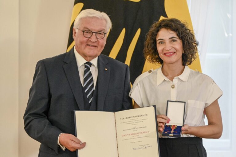 Anna-Lena von Hodenberg neben Bundespräsident Steinmeier: Die linksextreme Zensur-Forderin darf nun nicht mehr in die USA. Foto: picture alliance / ABBfoto | -
