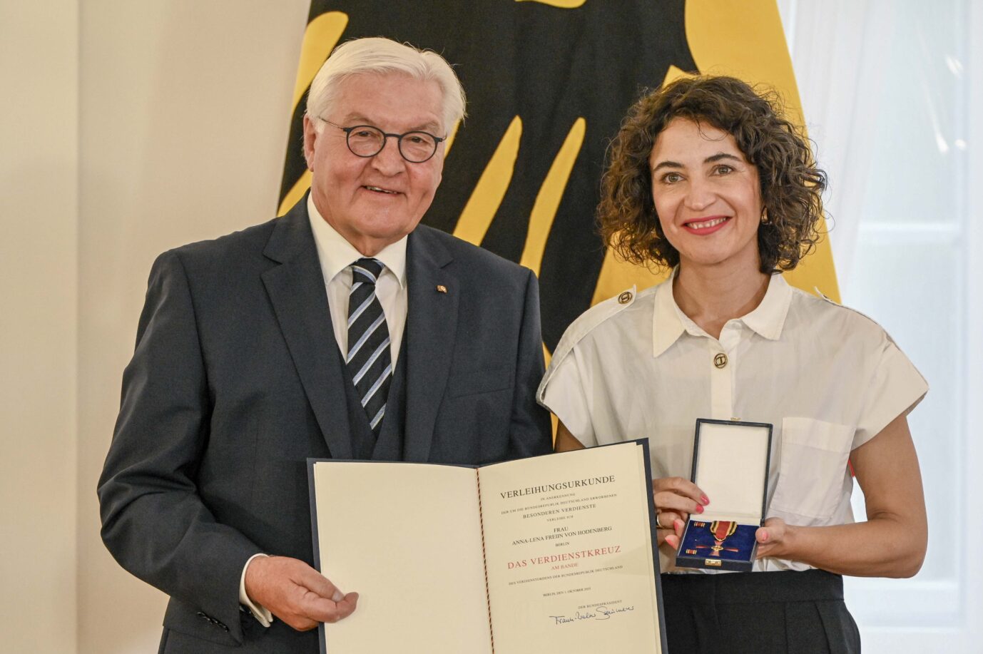 Anna-Lena von Hodenberg neben Bundespräsident Steinmeier: Die linksextreme Zensur-Forderin darf nun nicht mehr in die USA. Foto: picture alliance / ABBfoto | -