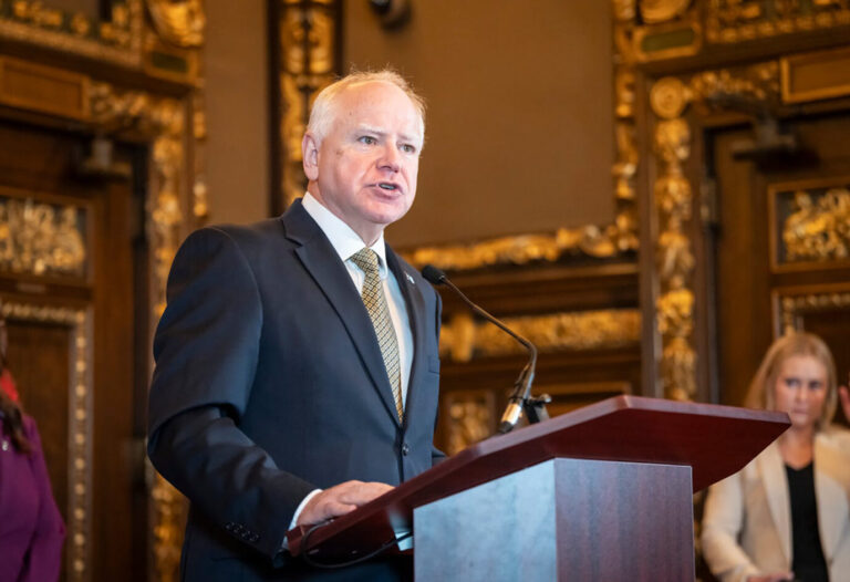 Das Bild zeigt den Gouverneur von Minnesota, Tim Walz von den Demokraten. In seinem Bundesstaat haben Somalier über Jahre mutmaßlich bandenmäßig Steuergeld veruntreut.
