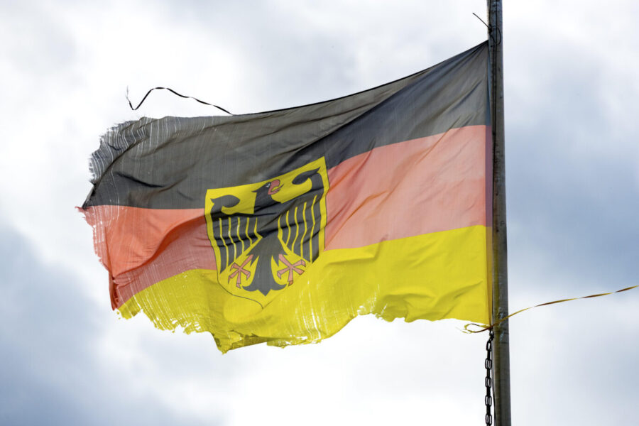 Heute finden in fast 90 deutschen Städten Schülerdemos gegen die Wehrpflicht statt. Dass große Teile der deutschen Jugend nicht für Deutschland kämpfen wollen, hängt mit der Patriotismus-skeptischen Haltung ihrer Eltern und Großeltern zusammen.