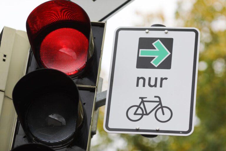 Per Vertrag sollten sich die Mieter dazu verpflichten, kein Auto zu besitzen. Symbolbild: picture alliance / Fotostand | Fotostand / Michael Gründel