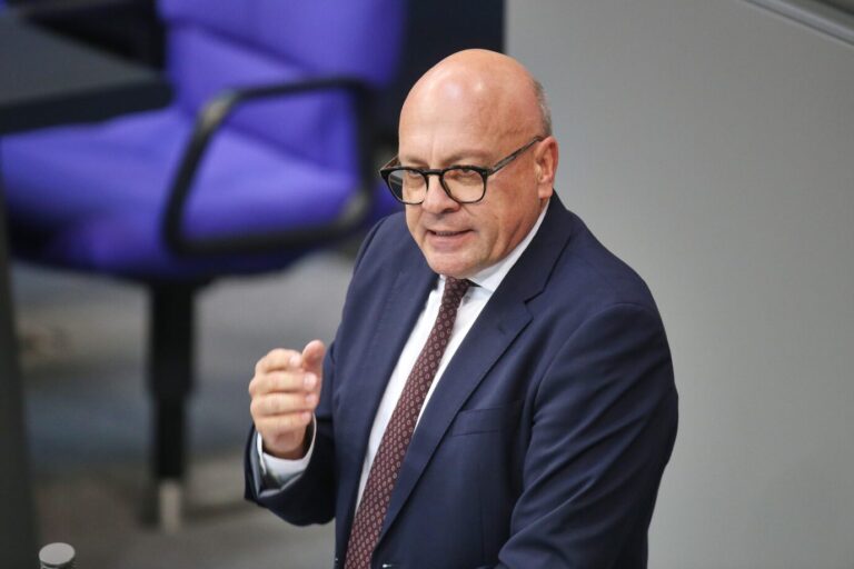 CDU-Bundestagsabgeordneter Alexander Throm: „Syrien braucht außerdem Menschen, die sich am Wiederaufbau des Landes beteiligen.“ Er will verstärkt Syrer abschieben. (Themenbild)