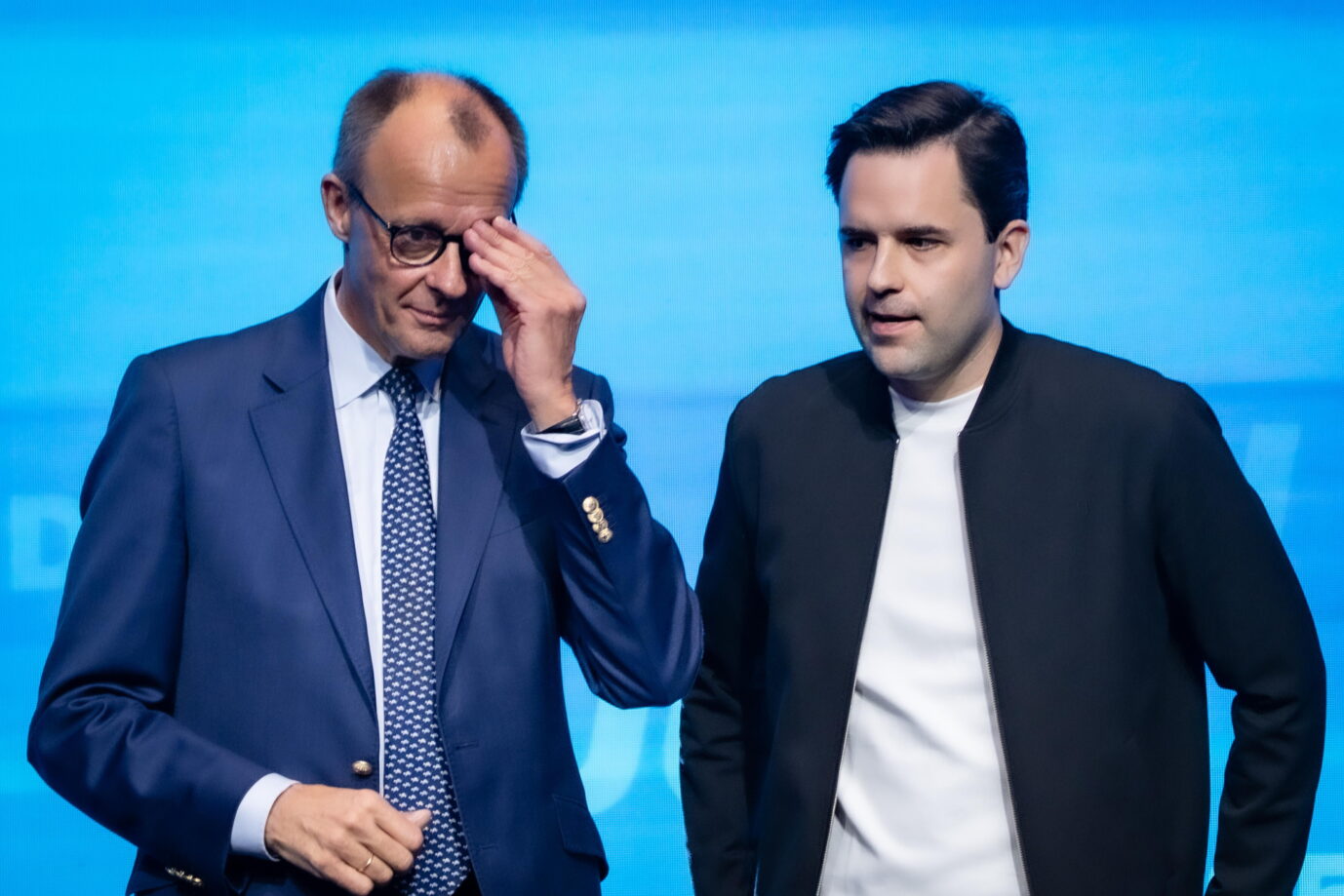 Friedrich Merz, Bundeskanzler, nach seiner Rede, mit Johannes Winkel, Bundesvorsitzender Jungen Union und Mitglied Junge Gruppe der CDU-CSU-Bundestagsfraktion