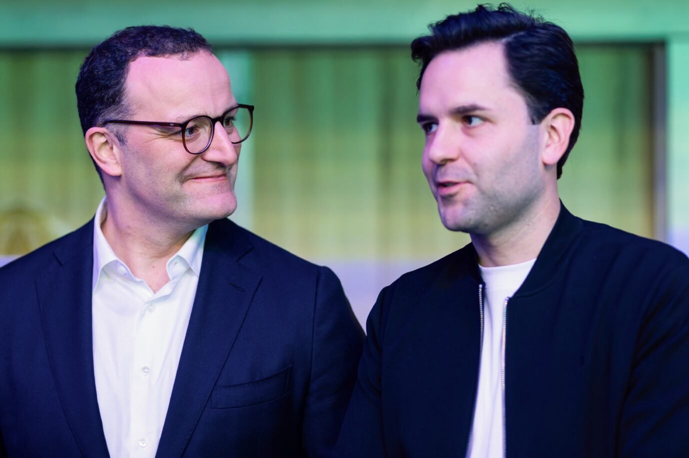 Siegessicheres Lächeln: CDU/CSU-Fraktionschef Jens Spahn mit JU-Chef und Rentenrebell Johannes Winkel.