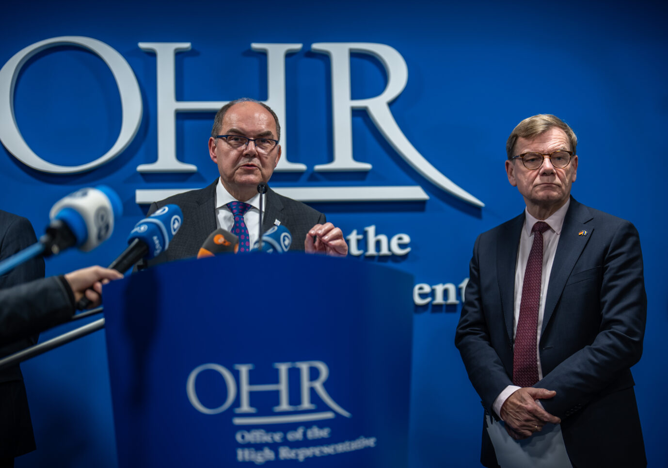 Johann Wadephul (r, CDU), Außenminister, steht neben Christian Schmidt (CSU), dem Hohen Repräsentanten der Internationalen Gemeinschaft in Bosnien-Herzegowina, bei seiner Reise durch den Westbalkan. Die Europäische Union hatte den Westbalkanländern 2003 den Beitritt in Aussicht gestellt. Zu den Westbalkanländern gehören Albanien, Bosnien-Herzegowina, Kosovo, Nordmazedonien, Montenegro und Serbien.