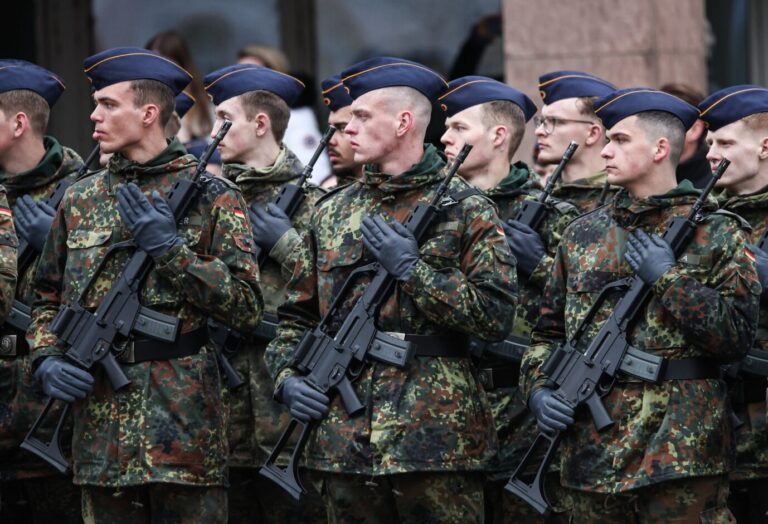 Junge Soldaten mit G36-Gewehren am 70. Jahrestag der Bundeswehrgründung: In den frühen Jahren gab es nur wenige Wehrpflichtverweigerer. (Themenbild)