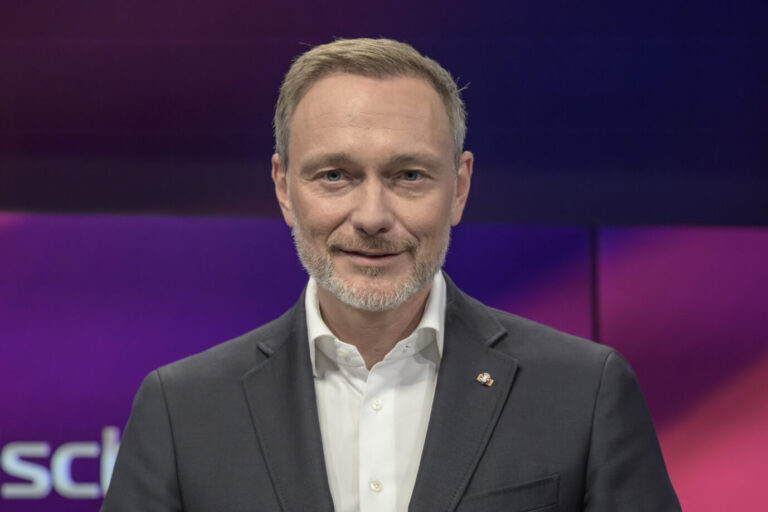 GER, Berlin, Studio, zu Gast bei - maischberger, Polittalk, TV, Format, mit Moderatorin - Sandra Maischberger, Das Erste, aus Adlershof - am Studio 20, im Bild v.l.: Christian Lindner (FDP, ehem. Bundesfinanzminister), Unternehmer und Autoland AG Vertrieb und Marketing, 19.11.2025,