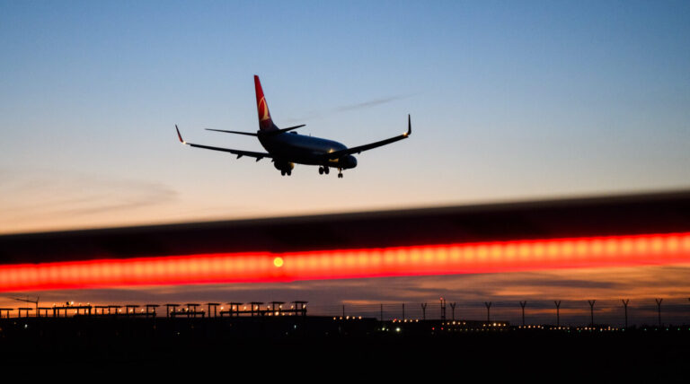 Ein Flugzeug landet in Deutschland: Erste Abschiebung nach Syrien durch Dobrindt und Rufe nach Aufnahme von Afghanen. Foto: picture alliance/dpa | Julian Stratenschulte