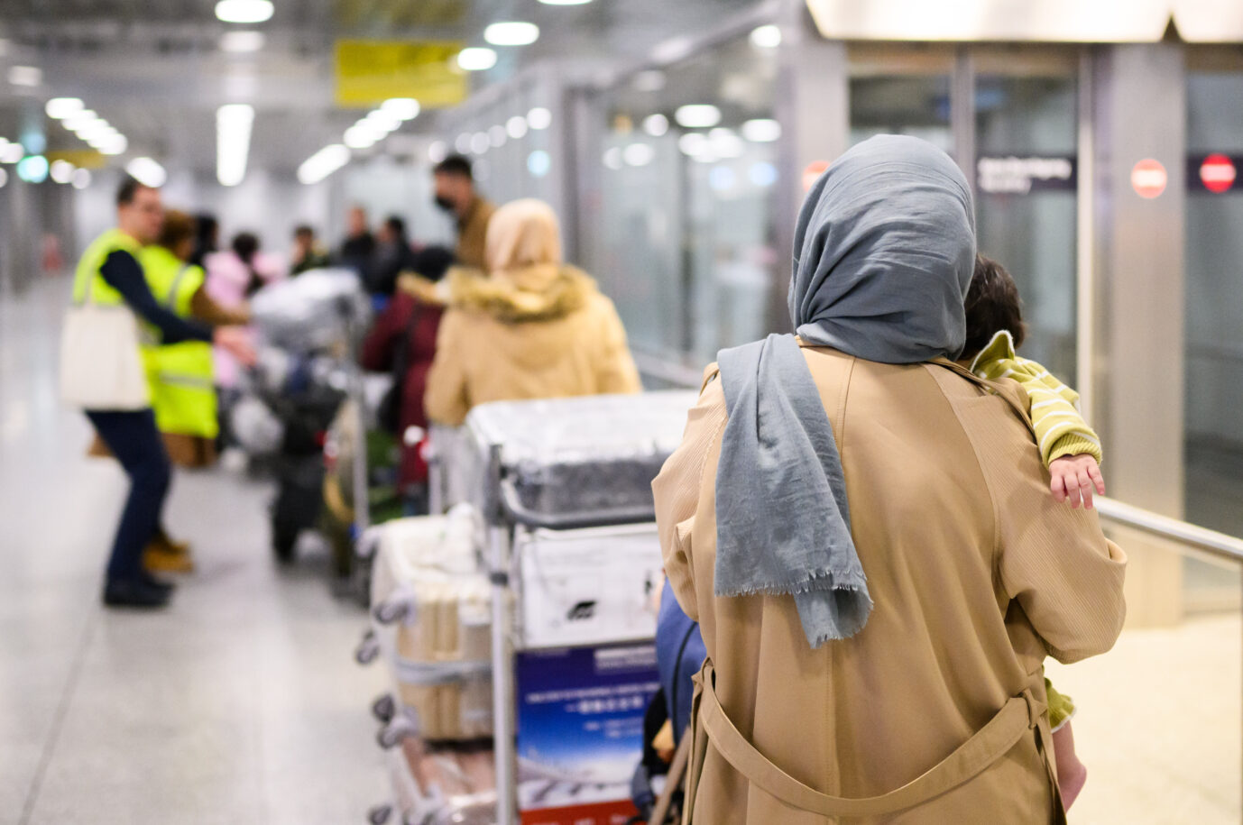 Afghaninnen und Afghanen aus den Bundesaufnahmeprogrammen stehen im Flughafen Hannover. Zum sechsten Mal seit dem Regierungswechsel sind in der pakistanischen Hauptstadt Islamabad Afghanen mit Aufnahmezusage Richtung Deutschland geflogen. Erstfrau, Zweitfrau? Die Bundesregierung erfaßt nicht, ob es sich beim Familiennachzug um eine zweite Lebensgefährtin handelt. Foto: picture alliance/dpa | Julian Stratenschulte