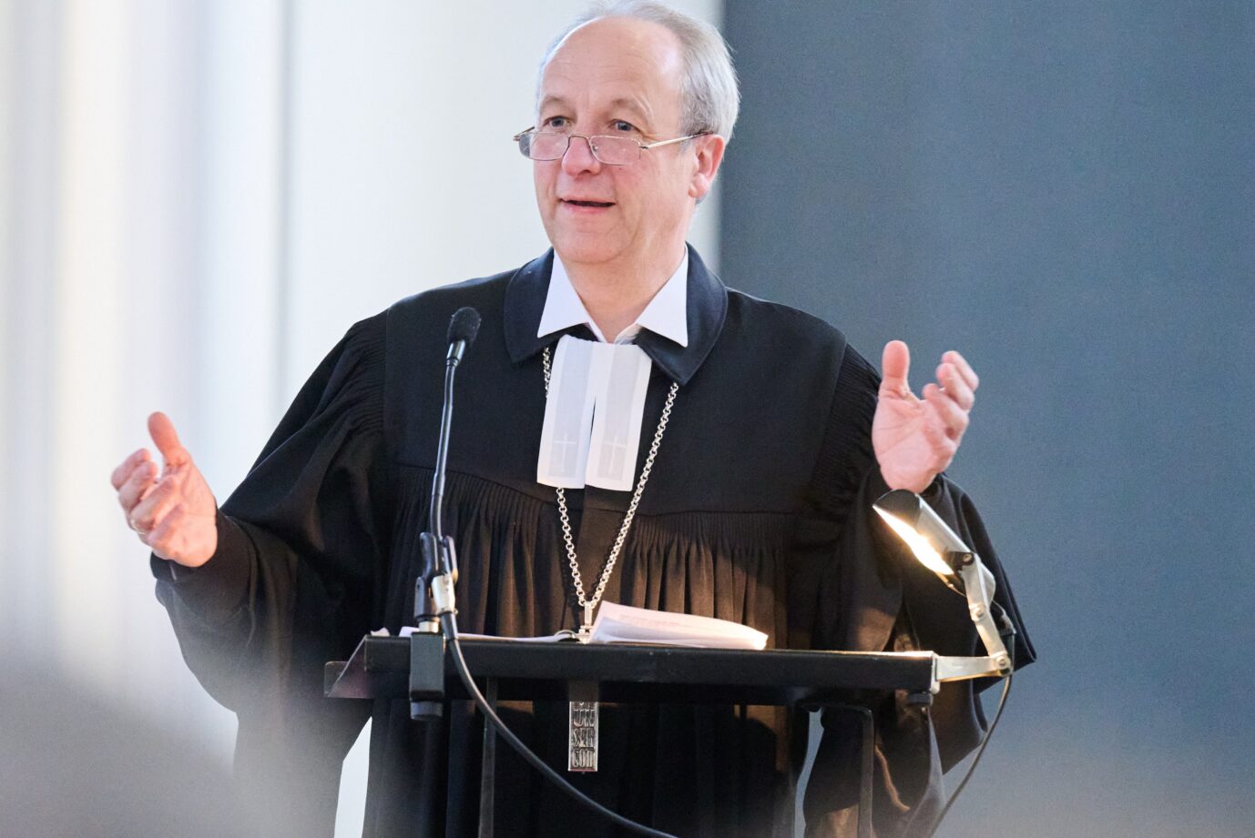 Berlins Bischof Christian Stäblein gibt 100.000 Euro aus den Kollekten, damit Afghanen ihren Aufenthalt in Deutschland einklagen können.