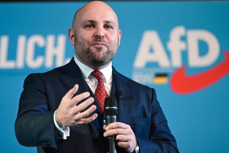 AfD-Fraktionsvize Markus Frohnmaier erhält von der Jugendorganisation der US-Republikaner einen Preis für mutiges Auftreten in feindlichem Umfeld.