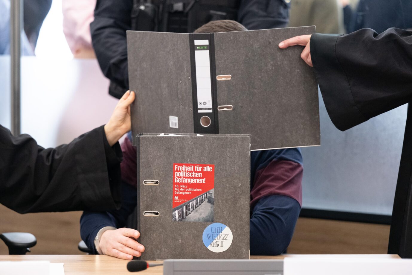 Ein Angeklagter im Hammerbande-Prozeß: Das Opfer erklärt, damals bereits kein „Nazi“ mehr gewesen zu sein. Foto: picture alliance/dpa | Sebastian Kahnert