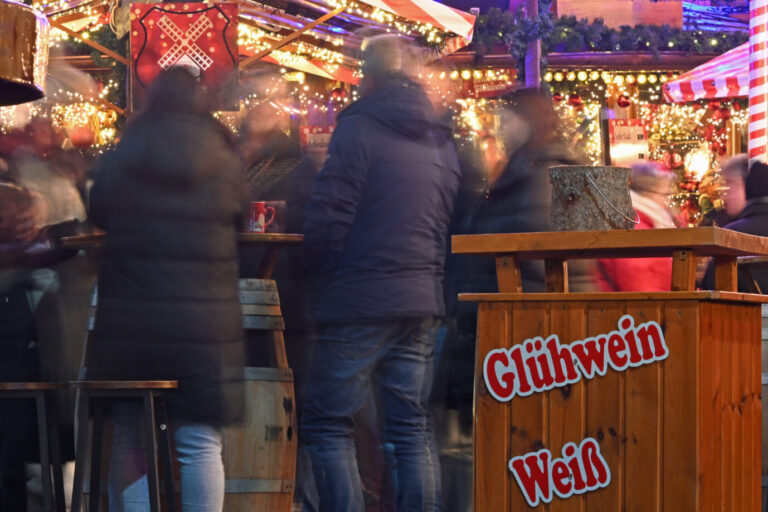Wer sich am Glühweinstand auf Kosten anderer lustig macht, muß aufpassen. Auch bei den Eidgenossen lauert der Denunziant hinter jeder Ecke. Eine eigene Meldestelle inklusive. Symbolbild: picture alliance/dpa | Jennifer Brückner