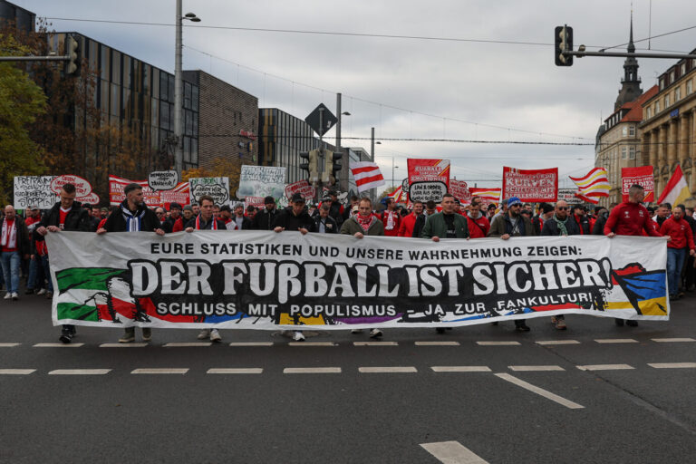 Fandemo am 16.11.2025 in Leipzig - Der Fußball ist sicher Der Fußball ist sicher - Ja zur Fankultur Demo Foto: osnapix