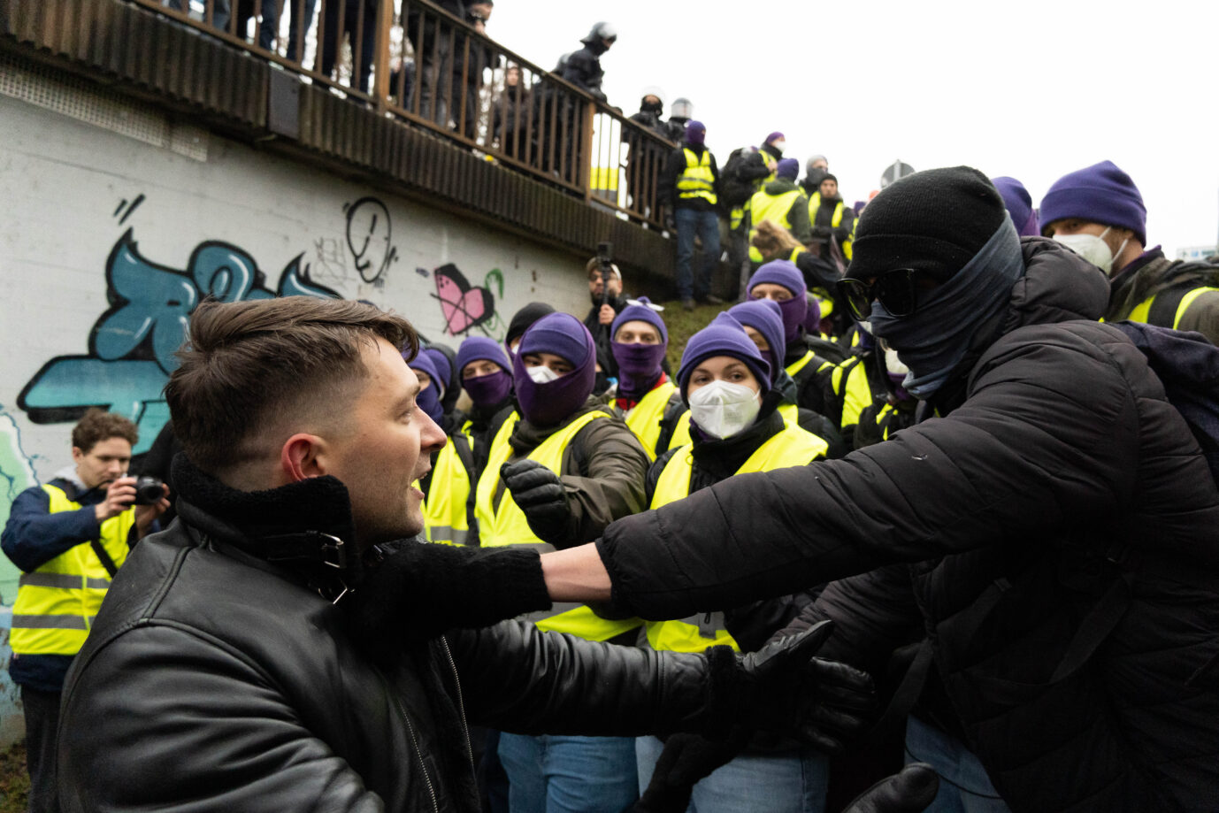Ein angeblicher AfD-Sympathisant wird in Gießen von einem Vermummten angegriffen.