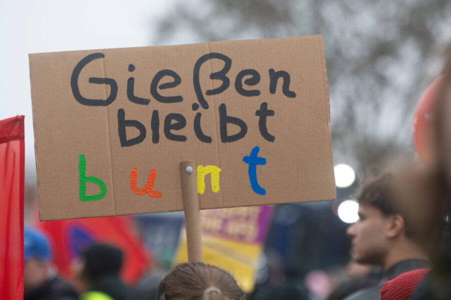 Ein Plakat beim Protest gegen die Gründung der neuen AfD-Jugendorganisation in Gießen