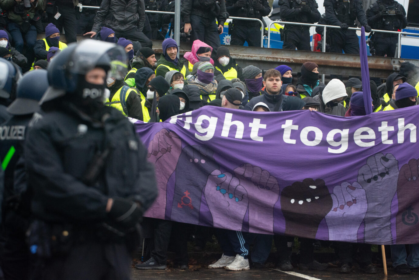 Das Bild zeigt Linksextremisten in Gießen. Politik und Medien machen aktuell Täter zu Opfern.