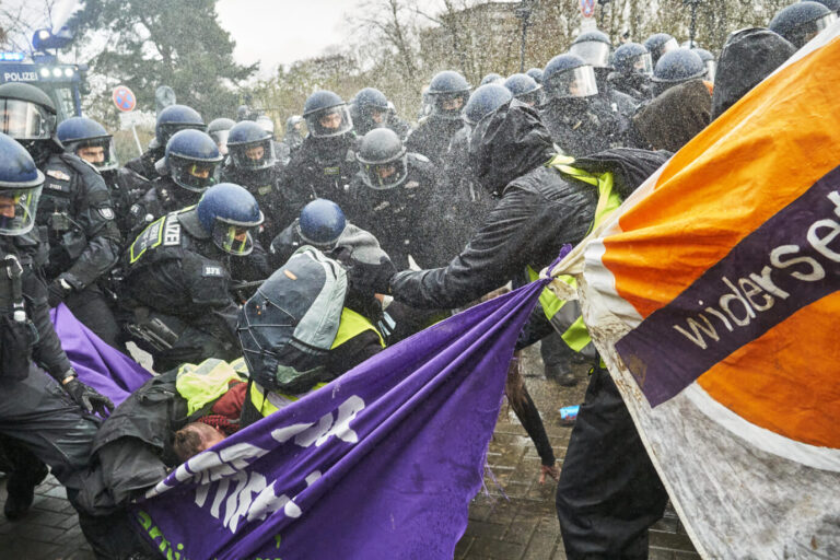 Nur durch einen massiven Einsatz konnte die Polizei in Gießen noch schlimmere Ausschreitungen der Linksextremen verhindern. Foto: picture alliance / NurPhoto | Tonny Linke