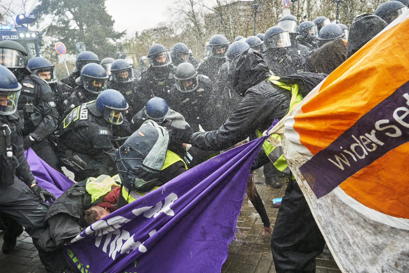 Nur durch einen massiven Einsatz konnte die Polizei in Gießen noch schlimmere Ausschreitungen der Linksextremen verhindern. Foto: picture alliance / NurPhoto | Tonny Linke