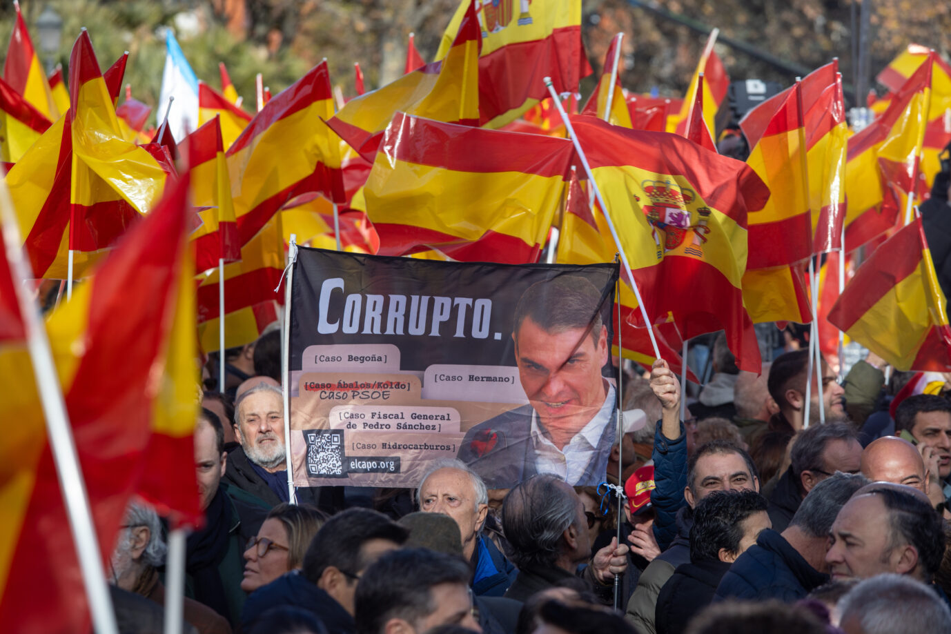 Spaniens Ministerpräsident Pedro Sánchez (PSOE) auf einem Plakat. Gegen ihn gibt es Korruptionsvorwürfe.