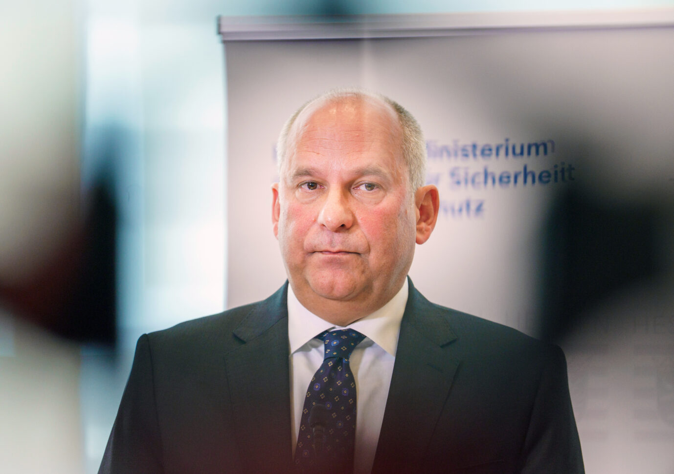 Roman Poseck (CDU), Innenminister von Hessen, äußert sich abschließend zu dem Einsatzwochenende der Polizisten in Gießen. Zehntausende hatten gegen die Gründung einer neuen AfD-Jugendorganisation protestiert, es war teils auch zu Gewalt gekommen.