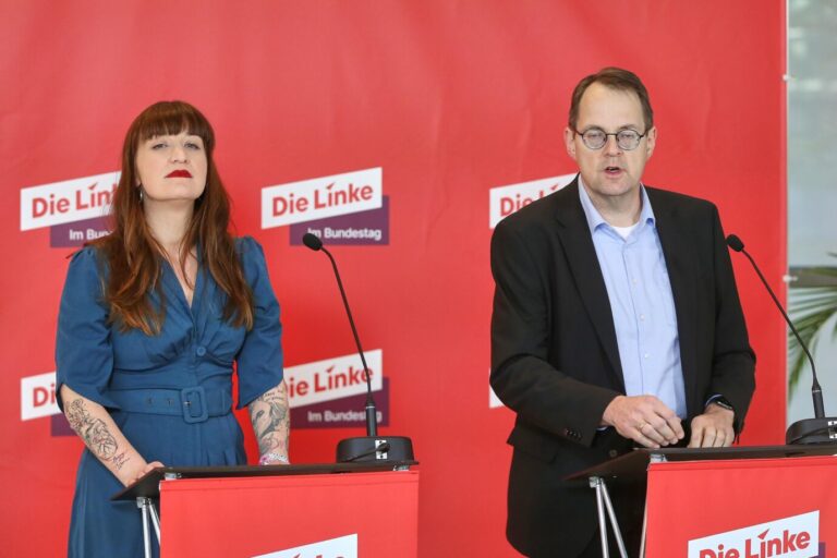 Vor einer roten Wand mit dem Logo der Linkspartei und zwei Redepulten stehen die Vorsitzende der Linkspartei, Heidi Reichinnek und der Linkspartei-Bundestagsabgeordnete Sören Pellmann – Letzterer hatte im Vorfeld zu den Ausschreitungen in Gießen zu Gewalt aufgerufen