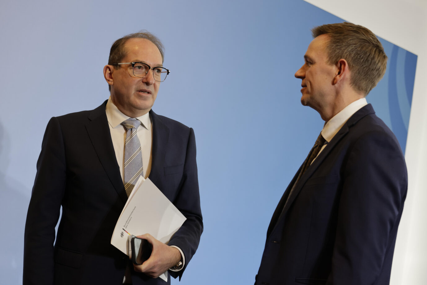 Bundesinnenminister Alexander Dobrindt (CSU) und der dänische Einwanderungsminister Rasmus Stoklund: Zufrieden mit den Ergebnissen des Gipfels. Beide warben für Abschiebezentren in Drittstaaten. (Themenbild)